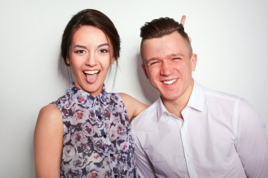 mutlu genç çift ayakta birlikte