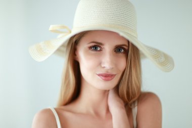 Retrato de la hermosa modelo con sombrero, aislado sobre fondo blanco