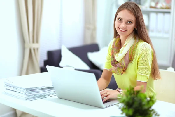 Frau mit Dokumenten auf dem Schreibtisch — Stockfoto