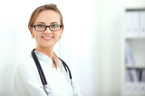 Woman doctor standingat hospital — Stock Photo, Image