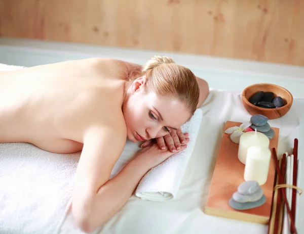 Hermosa joven recibiendo masaje de spa, tumbado en el salón — Foto de Stock