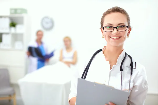 Mulher médico standingat hospital — Fotografia de Stock