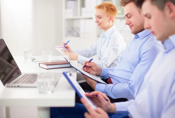 Affärsgrupp diskuterar sitt projekt — Stockfoto