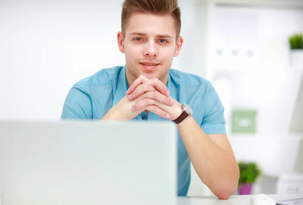 Joven hombre de negocios trabajando en la oficina, sentado en el escritorio — Foto de Stock