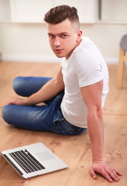 Jeune homme d'affaires travaillant au bureau assis sur le sol — Photo