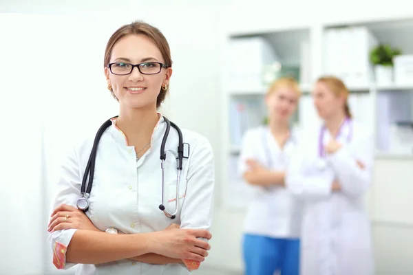 Donna medico standingat ospedale — Foto Stock