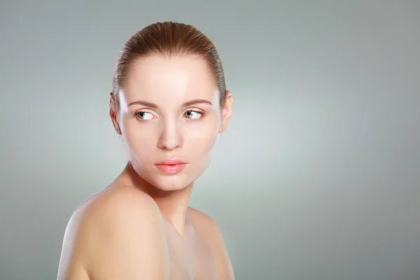 Portret van een mooie vrouw geïsoleerd op grijze achtergrond — Stockfoto