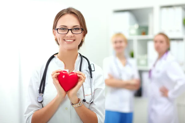 Dokter met stethoscoop hart, geïsoleerd op witte achtergrond — Stockfoto