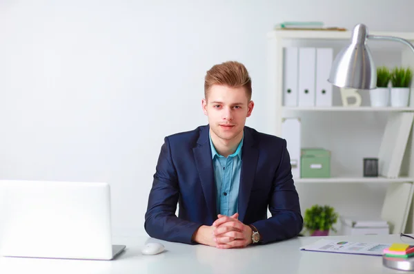 Ung affärsman som arbetar på kontoret, sitter vid skrivbordet — Stockfoto