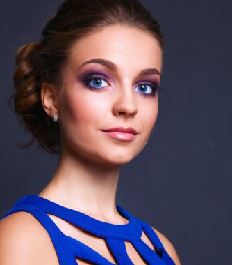 Güzel bir genç kadın profesyonel makyaj stüdyo çekim