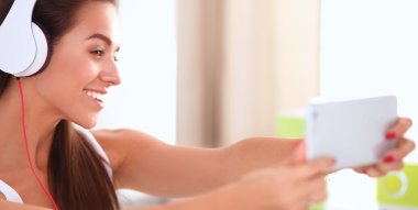 Genç güzel kadın yatakta müzik