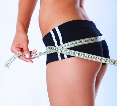 Elinde mezura olan genç bir kadın.