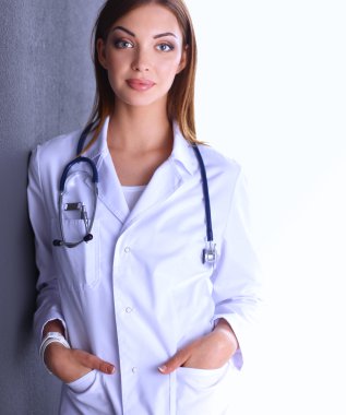 Steteskobu olan doktor kadın gri arka planda izole edilmiş.