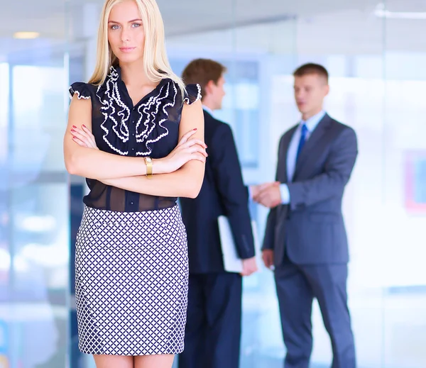 Zakenvrouw permanent op voorgrond in office — Stockfoto