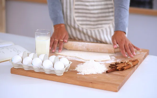 Woman making christmas cookies in the kitchen — Stock Photo, Image