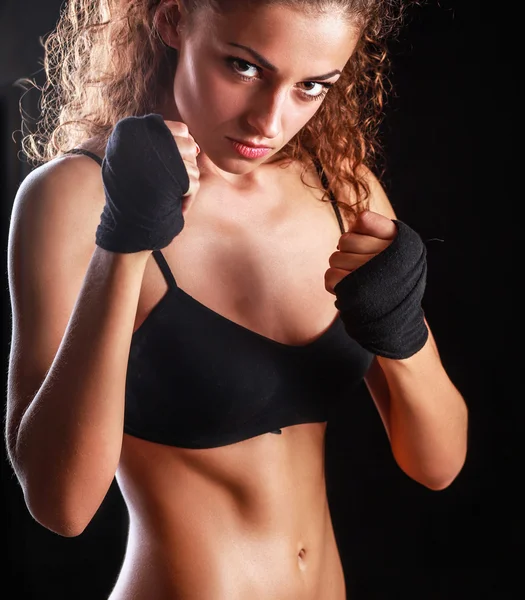 Porträt einer jungen schönen Fitness-Frau, isoliert auf schwarzem Hintergrund — Stockfoto