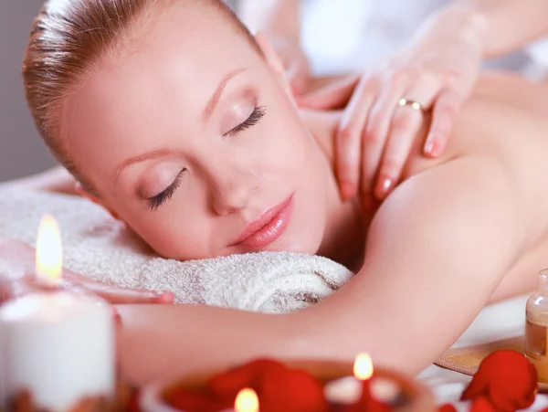 Bella giovane donna ottenere massaggio spa — Foto Stock