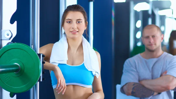 Schöne Frau im Fitnessstudio beim Training mit ihrem Trainer — Stockfoto