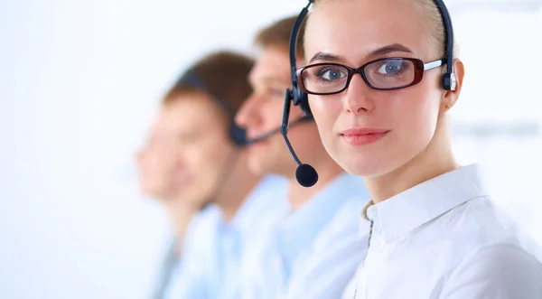 Aantrekkelijke jonge ondernemers en collega 's in een callcenter — Stockfoto