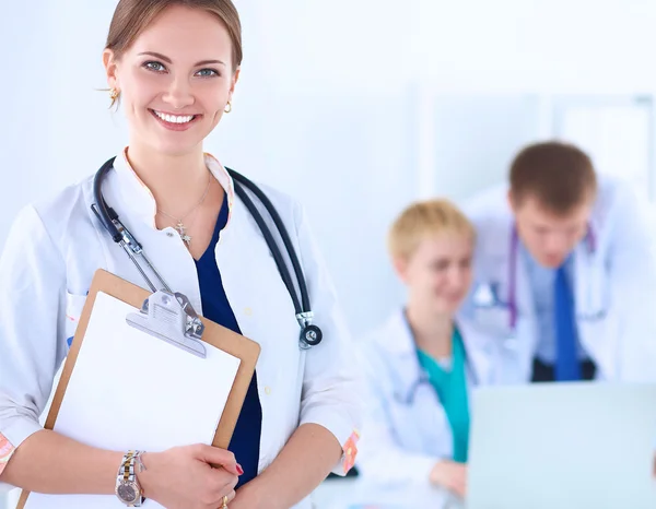 Médica atraente na frente do grupo médico — Fotografia de Stock