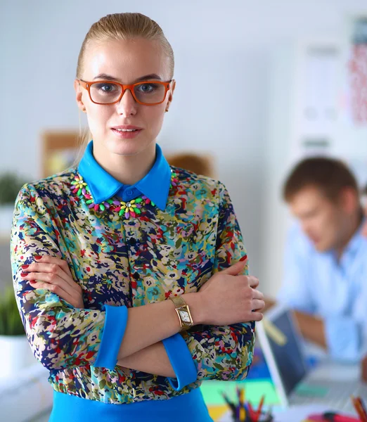 Joven y atractiva diseñadora de moda femenina trabajando en el escritorio —  Fotos de Stock