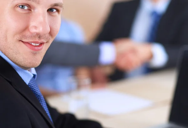 Geschäftsleute sitzen und diskutieren bei Geschäftstreffen, im Büro — Stockfoto