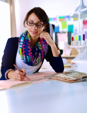 Giysi tasarımcısı kağıt üzerinde kıyafet deseni tasarlıyor