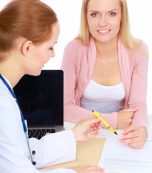 Doctor explaining diagnosis to her female patient — Stock Photo, Image