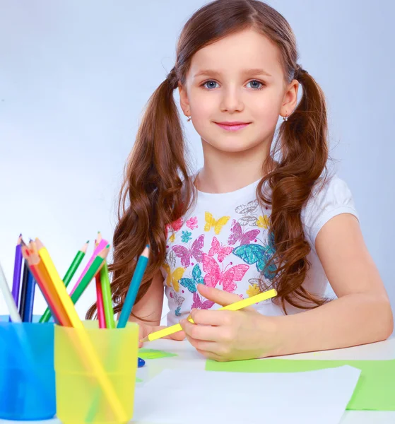 Bambina che dipinge un quadro, isolata su sfondo bianco — Foto Stock