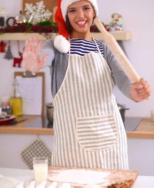 Woman making christmas cookies in the kitchen — Stock Photo, Image