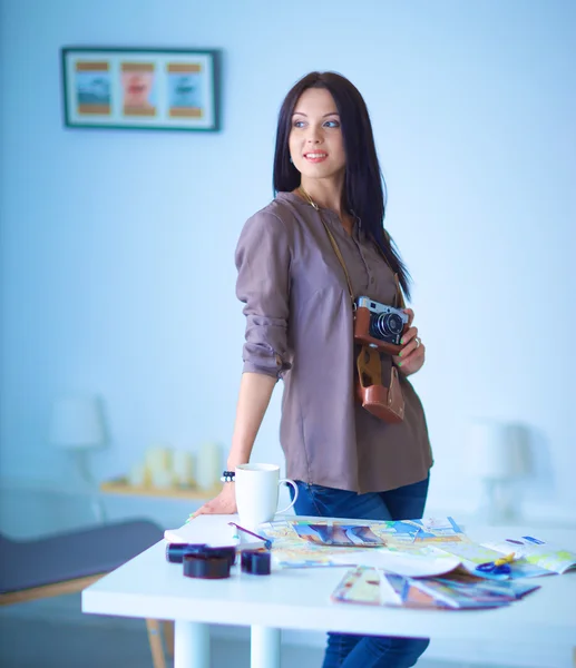 Kobieta fotograf siedzi na biurku z laptopem — Zdjęcie stockowe