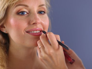 Kadından profesyonel makyaj yapan sanatçı.