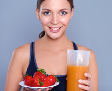 Vejetaryen sebze salatasıyla gülümseyen genç bir kadının portresi.