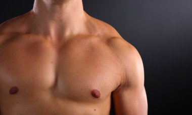 sağlıklı, kaslı, genç adam. siyah arka plan üzerine izole