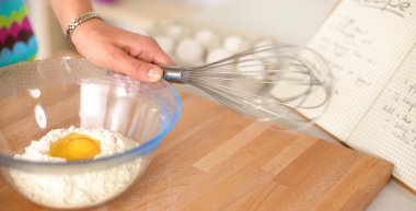 Kadın mutfakta pasta yapıyor.