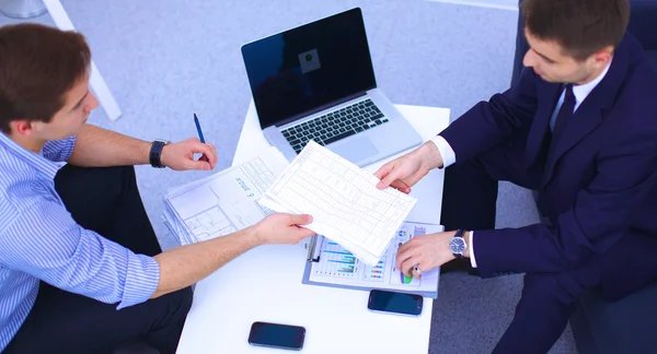 Affärsmän som sitter och diskuterar på affärsmöte, i ämbetet — Stockfoto