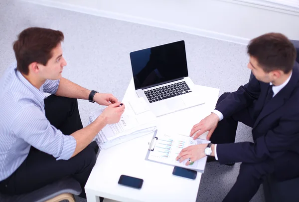 Podnikatelé sedí a diskutují na obchodní schůzce, v úřadu — Stock fotografie