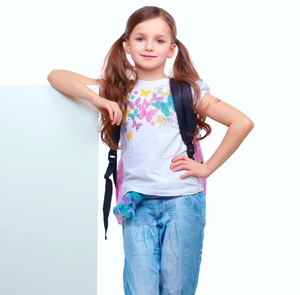 Sorrindo menina de pé perto vazio branco bordo — Fotografia de Stock