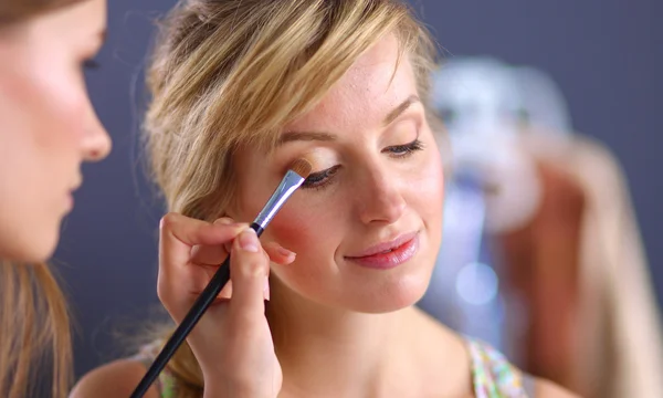 Künstlerin macht professionelles Make-up für Frauen — Stockfoto