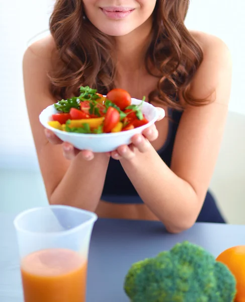 Porträtt av leende ung kvinna med vegetarisk grönsakssallad — Stockfoto