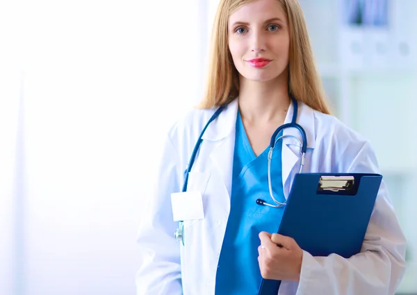 Portrait of woman doctor with folder at hospital corridor — Stock Photo, Image