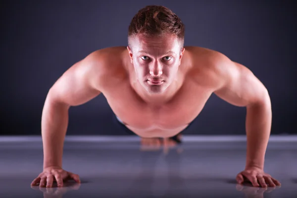 Fitness man doing push ups on floor — Stock Photo, Image