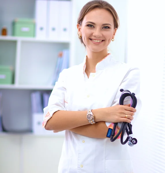 Woman doctor standing at hospital — Stock Photo, Image