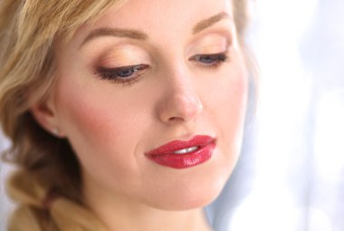 Güzel kadın, gri arka plan üzerinde izole