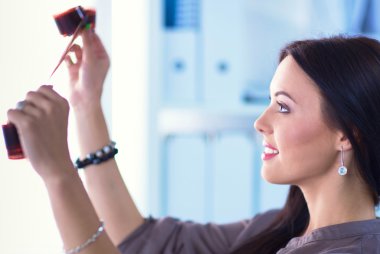 Kadın elinde kamera olan bir profesyonel fotoğrafçı.