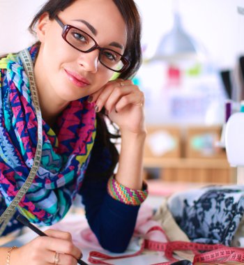 Giysi tasarımcısı kağıt üzerinde kıyafet deseni tasarlıyor