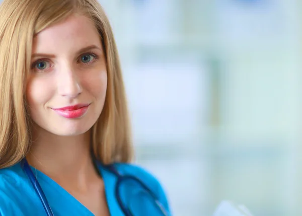 Dokter vrouw staat voor het raam. — Stockfoto