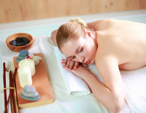 Hermosa joven recibiendo masaje de spa, tumbado en el salón — Foto de Stock