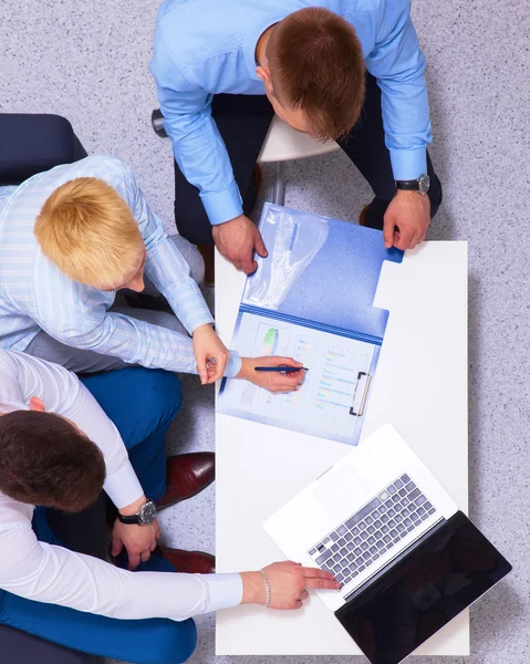 Geschäftsleute sitzen und diskutieren bei Geschäftstreffen, im Büro — Stockfoto