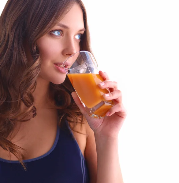 Flicka sitter i köket på skrivbord med frukt och glas med juice — Stockfoto